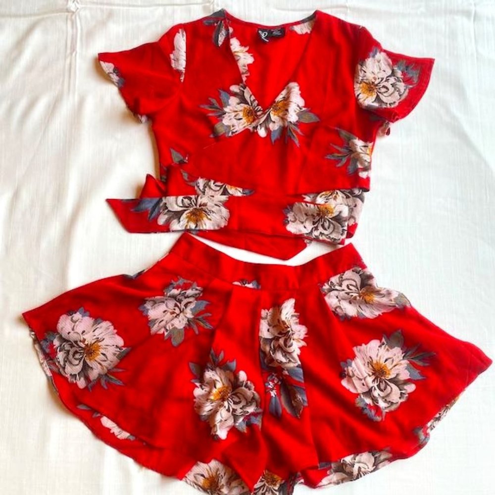 Windsor Red Floral Two-piece Short Set/ Wrap Top Small/ Shorts Medium